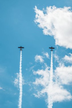 Gökyüzünde uçan bir uçak