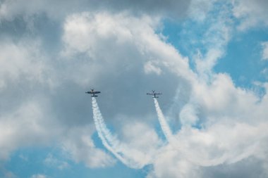 Gökyüzünde uçan bir uçak