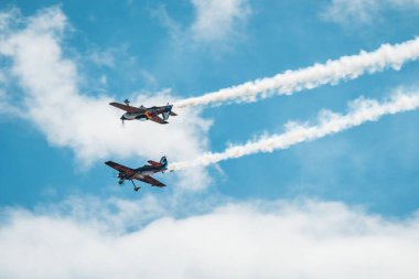 Gökyüzünde uçan bir uçak