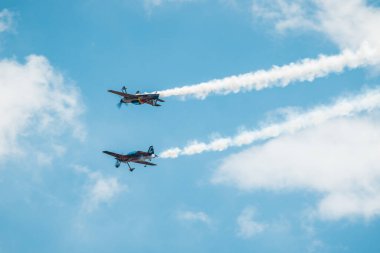 Gökyüzünde uçan bir uçak