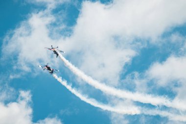 Gökyüzünde uçan uçak.