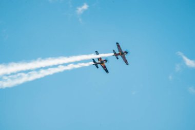 Gökyüzünde uçan bir uçak