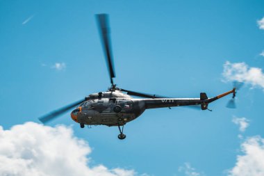 Askeri helikopter gökyüzünde uçuyor.