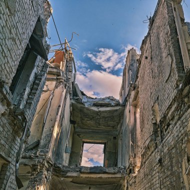 Kharkiv, Harkiv Oblastı, Ukrayna. 18 Haziran 2022. Füze saldırısı sonrasında Kharkiv Devlet Yönetimi.