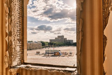 Kharkiv, Harkiv Oblastı, Ukrayna. 18 Haziran 2022. Füze saldırısından sonra Kharkiv Eyalet Yönetimi. Özgürlük Meydanı 'nın penceresinden bakın. Çadırdaki slogan 