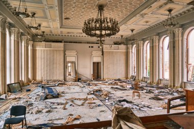 Kharkiv, Harkiv Oblastı, Ukrayna. 18 Haziran 2022. Bir füzenin ardından Kharkiv Devlet Yönetimi