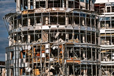 Kharkiv, Harkiv Oblastı, Ukrayna. 18 Haziran 2022. Şehir merkezinde Rus füzesiyle yıkılan bina.