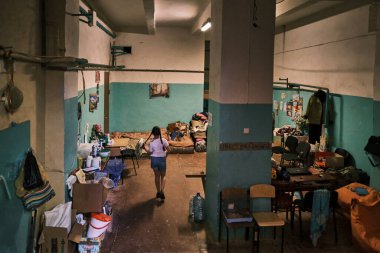 Kharkiv, Harkiv Oblastı, Ukrayna. 15 Haziran 2022. Harkiv bölgelerinden birinde sığınak var.