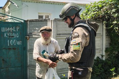 Tsirkuny, Harkivska Oblastı, 1 Temmuz 2022. Gönüllüler, eskiden Rus Ordusu tarafından işgal edilen bir köye insani yardım götürdüler.