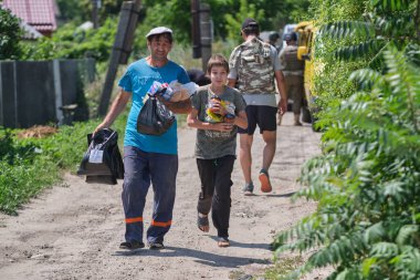 Tsirkuny, Harkivska Oblastı, 1 Temmuz 2022. Gönüllüler, eskiden Rus Ordusu tarafından işgal edilen bir köye insani yardım götürdüler.