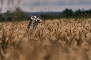 Kharkiv Oblastı, Ukrayna. 11 Temmuz 2022. Ukrayna buğday tarlasında Rus roketi