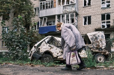 Izyum, Harkiv Oblastı, Ukrayna. Rus işgalinden sonra. Elektrik yok, su yok, ısıtma yok, mobil iletişim yok. 16 Eylül 2022