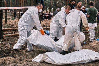Izyum, Harkiv Oblastı, Ukrayna. 17 Eylül 2022. Toplu mezardan 450 ceset çıkarılmış. Kurbanların çoğu Rus işgali sırasında işkence gördü ve öldürüldü. Aralarında çocuklar vardı..