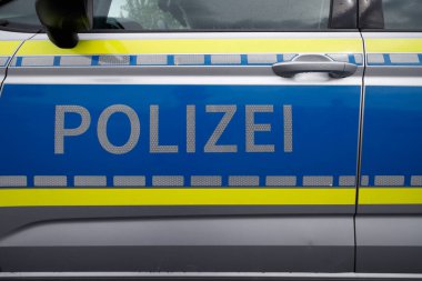 Mavi Harflerle Almanya 'daki tipik polis aracı - çeviri: polis