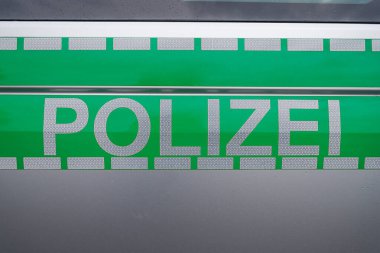 Mavi Harflerle Almanya 'daki tipik polis aracı - çeviri: polis