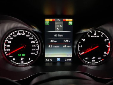 Treuchtlingen, Almanya - 20 Aralık 2021 Mercedes Benz C43 AMG. Geçerli model W205 analog hız göstergesi.