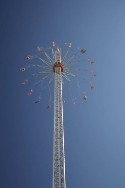 Nuremberg, Almanya - 21 Nisan 2019: Nuremberg Halk Festivali 'nde güneşli bir bahar günü. Çeviri Nuernberger Volksfest