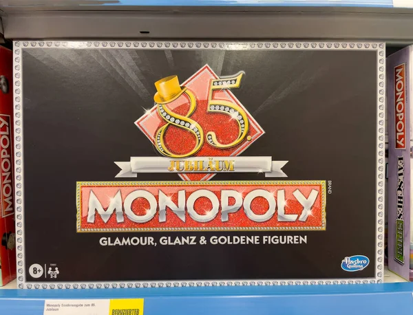 Nuremberg, Almanya - 5 Haziran 2022: Oyunun 85. yıldönümü için Monopoly ile oyun kutusu.