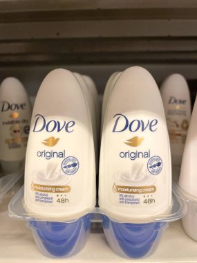 Nuremberg, Almanya - 03 Mart 2022: güvercin deodorantı süpermarketteki bir koridorda sergileniyor. Yakın çekim..