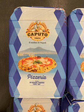 Nuremberg, Almanya - 03 Mart 2022: Caputo buğday unu Süpermarkette.