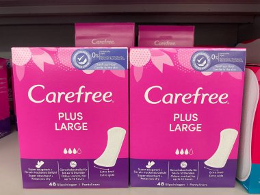 Nuremberg, Almanya - 03 Mart 2022: Tasasız hijyenik peçeteler veya iç çamaşırları süpermarketin rafında satılmak üzere sergilendi.