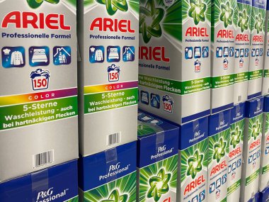Nuremberg, Almanya - 03 Mart 2022: Ariel Profesyonel Çamaşır Tozu Deterjanı bir süpermarkette satışta.