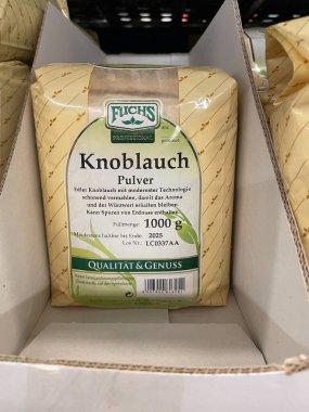 Nuremberg, Almanya - 03 Mart 2022: Satılık sarımsak tozu. Sarımsak Tozu Çeviri: Knoblauchpulver.
