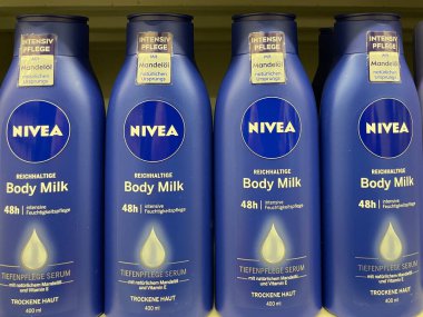Nuremberg, Almanya - 03 Mart 2022: Nivea kozmetik ürünleri süpermarkette satışa sunuldu. 