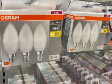 Nuremberg, Almanya - 03 Mart 2022: Osram LED lambası süpermarkette sergilendi.