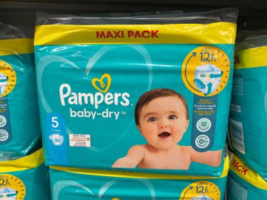 Nuremberg, Almanya - 3 Mart 2022: Procter & Gamble Co tarafından aktif bebek bezi kuruluğu ve satışa sunuldu.