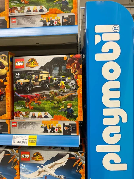 Nuremberg, Almanya - Haziran 05, 2022: Oyun logosu bir rafa yerleştirildi. Playmobil, çocuk oyuncaklarıyla ünlü bir Alman şirketidir..
