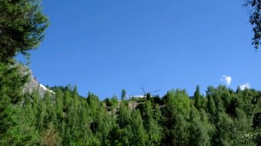 Helikopter gökyüzüne doğru havalanıyor. Dağlarda kalkış. Yüksek kalite 4k görüntü