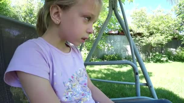 Маленькая Девочка Плачет Скамейке Саду Высококачественные Кадры — стоковое видео
