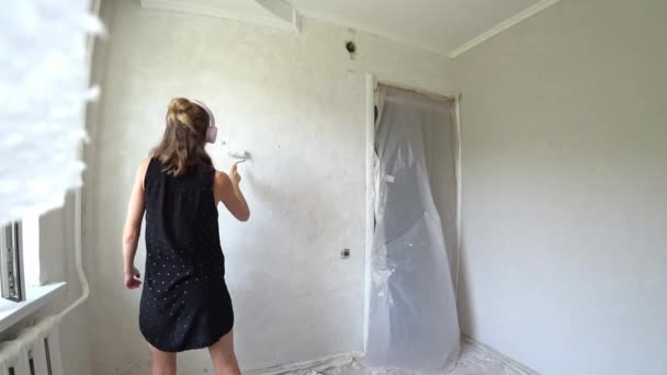 一个跳舞的女人画墙壁 高质量的4K镜头 — 图库视频影像