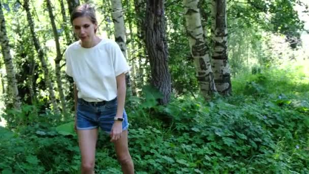 Mooie Vrouw Het Bos Zoek Naar Iemand Hoge Kwaliteit Beeldmateriaal — Stockvideo