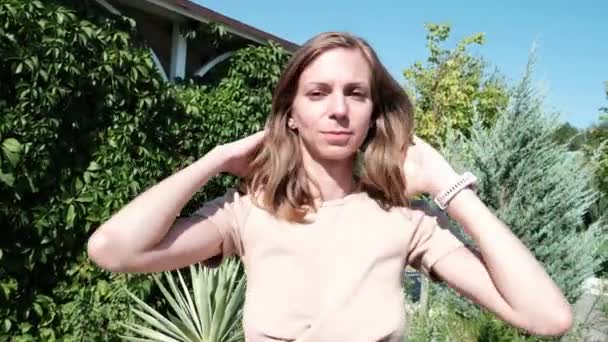 Portrait Une Femme Avec Joli Visage Touchant Ses Cheveux Regardant — Video