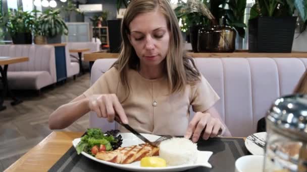 Bela Mulher Senta Café Comendo Sua Comida Com Garfo Faca — Vídeo de Stock