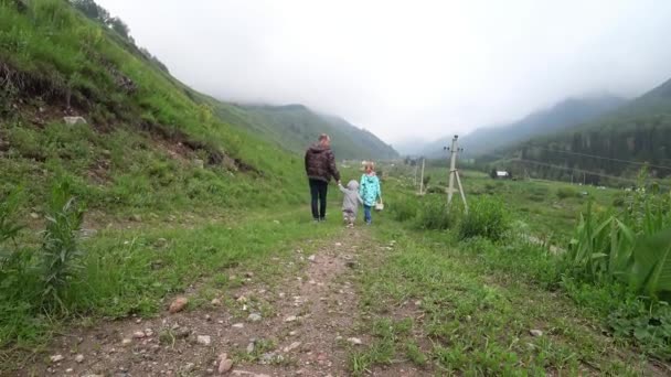Padre Con Dos Hijos Caminando Por Las Montañas Imágenes Alta — Vídeo de stock