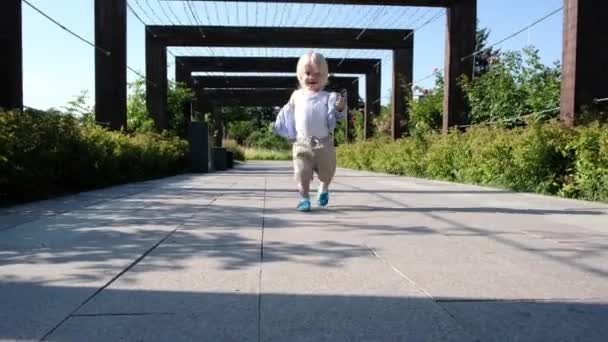 一个可爱的跑步男孩跑向他的妈妈 高质量的4K镜头 — 图库视频影像