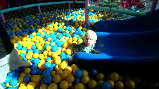 Niño Pequeño Jugando Patio Recreo Con Montón Bolas Imágenes Alta — Vídeos de Stock