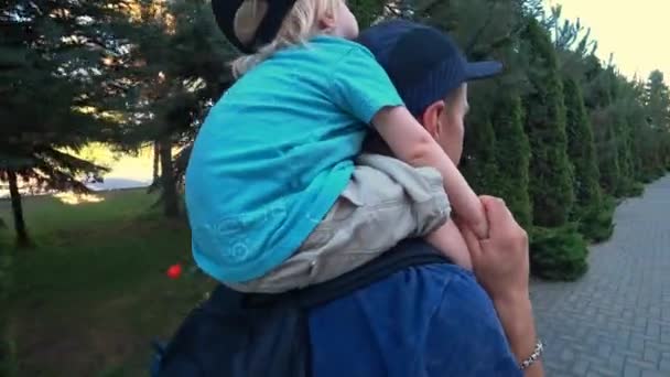 Baba Oğlunu Omuzlarında Taşır Yüksek Kalite Görüntü — Stok video