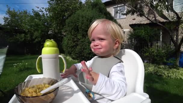 Милый Маленький Мальчик Завтракает Лужайке Рядом Домом Высококачественные Кадры — стоковое видео