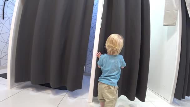 Милий Хлопчик Дівчинка Грають Туалетній Кімнаті Високоякісні Кадри — стокове відео