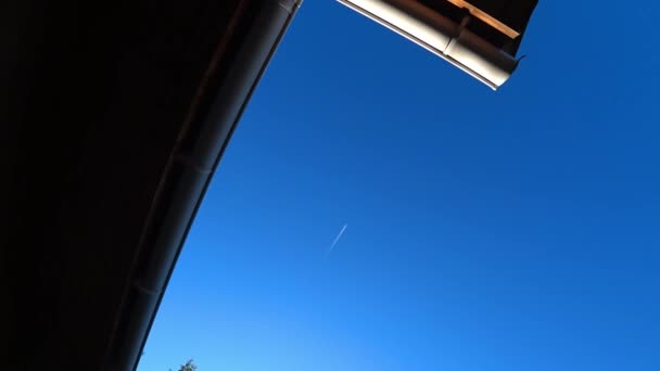 Uçan Bir Uçağın Beyaz Çizgisi Ile Mavi Gökyüzü Yüksek Kalite — Stok video