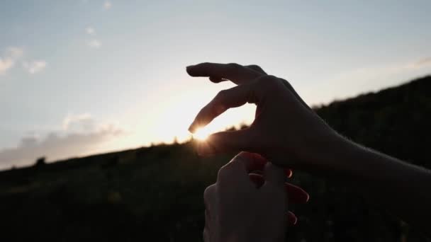 Kvinnliga Fingrar Håller Solen Vid Solnedgången Högkvalitativ Film — Stockvideo