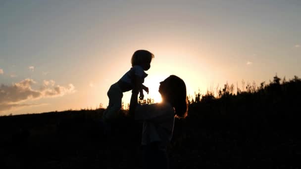 Silhueta Uma Mãe Com Filho Pôr Sol Nas Montanhas Imagens — Vídeo de Stock
