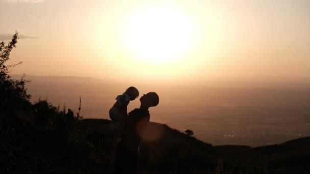 Gün Batımında Oğluyla Oynayan Bir Babanın Silueti Yaz Dağları Yüksek — Stok video