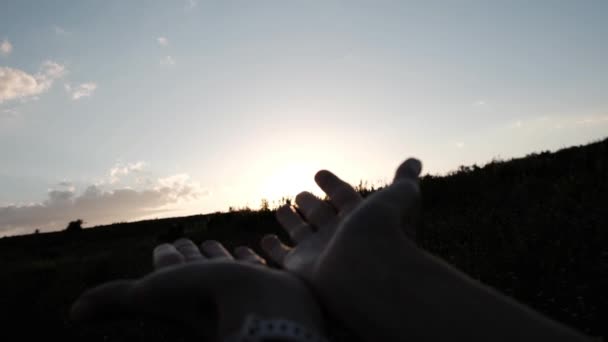 Zon Bij Zonsondergang Bergen Vrouwelijke Handen Hoge Kwaliteit Beeldmateriaal — Stockvideo