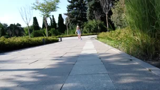Dziewczynka Kapeluszu Biegnie Ścieżką Parku Wysokiej Jakości Materiał — Wideo stockowe