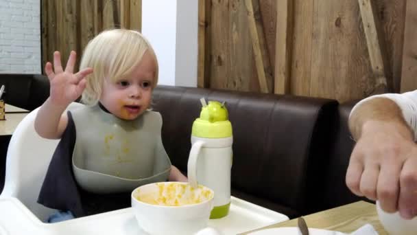 Lindo Chico Sucio Gritando Mesa Imágenes Alta Calidad — Vídeos de Stock